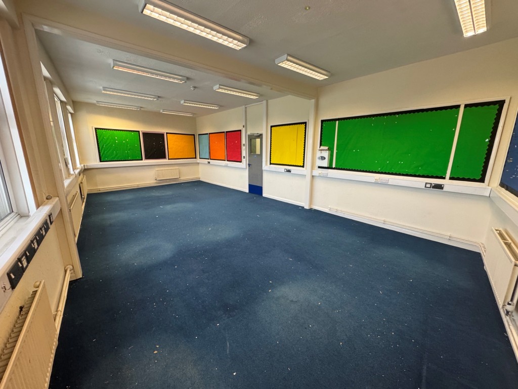 Lot: 92 - FOUR STOREY FREEHOLD BUILDING WITH POTENTIAL - Second floor workroom 2